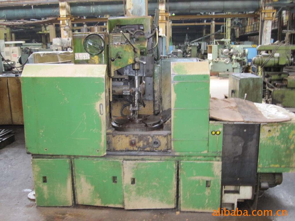 齿轮的内部开设有限位孔