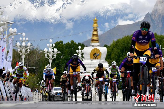 2025环拉萨自行车大赛鸣枪开赛 600骑手竞速70公里