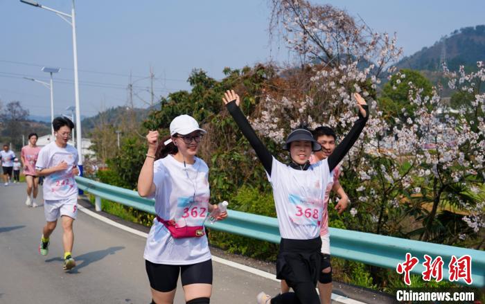 春日桃花跑点燃城市跑步热
