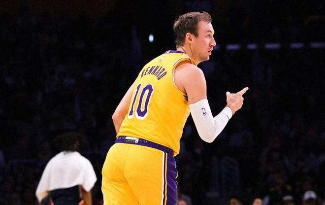 肯纳德三双难救主 湖人客场不敌独行侠