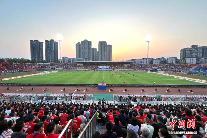 重庆铜梁龙力克武汉三镇暂居榜首 城市热情助力