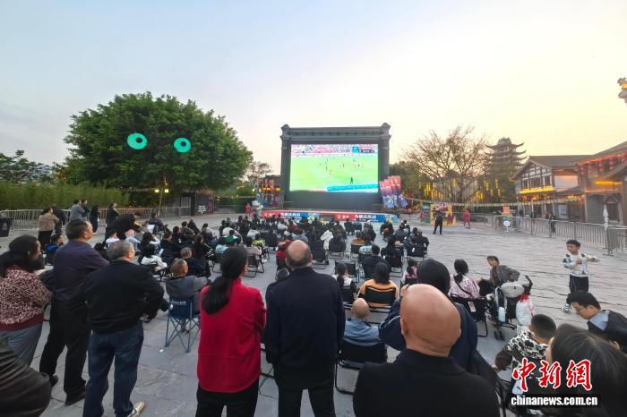 重庆铜梁龙力克武汉三镇暂居榜首 城市热情助力